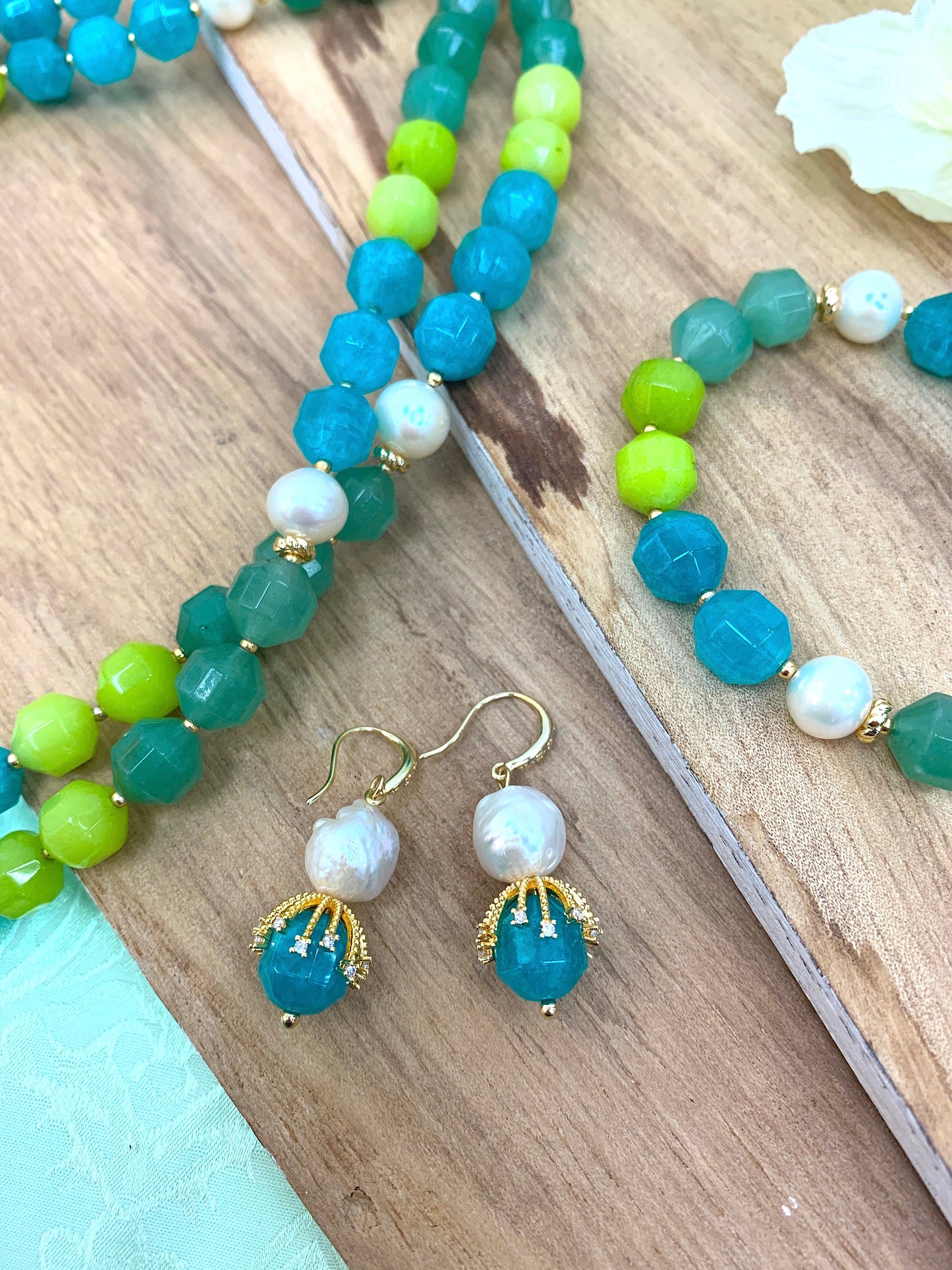 Boucles d'oreilles pendantes en perles d'eau douce et jade aqua HE008