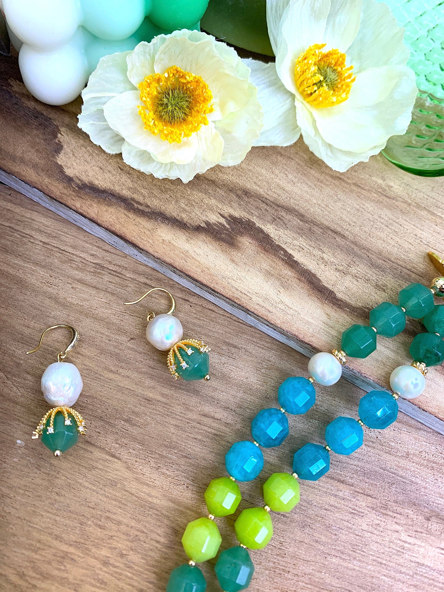 Boucles d'oreilles pendantes en perles d'eau douce et jade aqua HE008